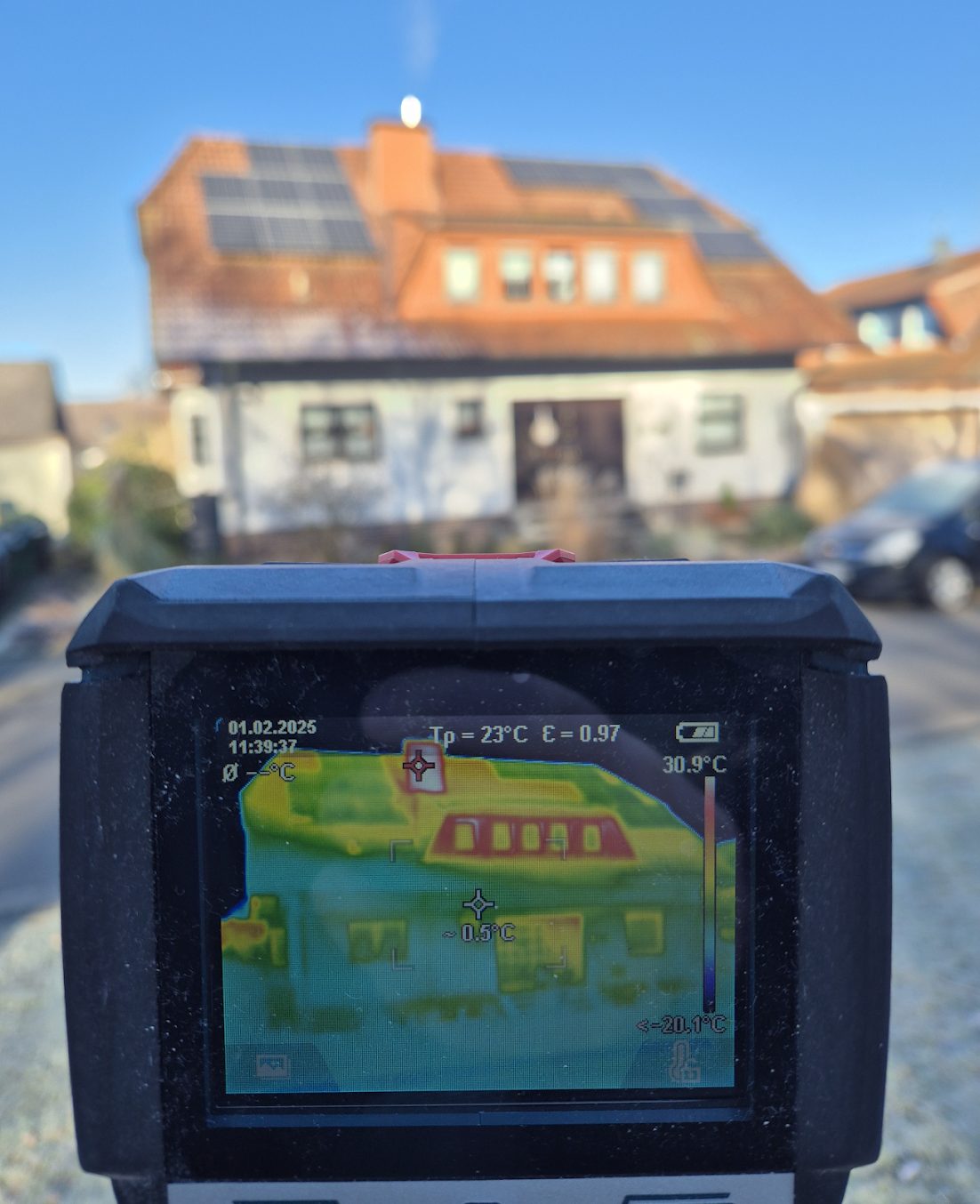 Thermografieaufnahme eines Wohnhauses mit der Wärmebildkamera
